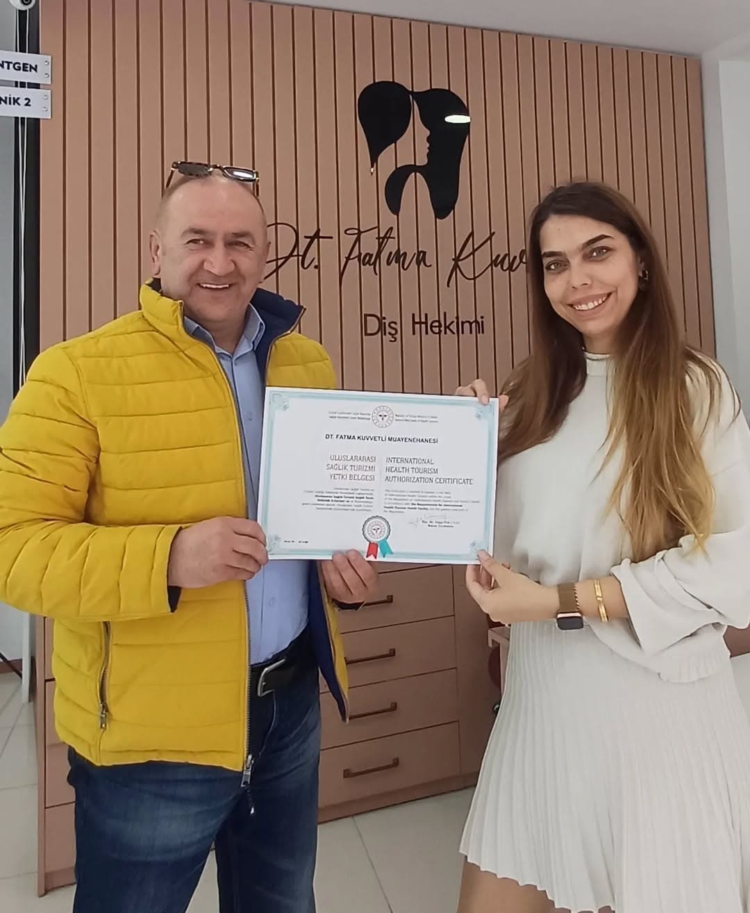 Diş Hekimi Fatma Kuvvetli Balçova da, modern ve sevimli muayenhanesi ile yurtdışından hasta getirerek Saglık Turizminde bende varım diyen saglik isletmelrinden. Fatma Kuvvetli hocamıza saglik turizminde bol yabanci hastalsr ve basarilar dileriz.